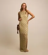 Vestido midi sin mangas color beige, tejido al crochet con patrón geométrico calado.