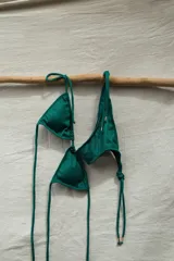 Bikini de triángulo con top ajustable y almohadillas desmontables, y bottom vedetina con tiras laterales.
