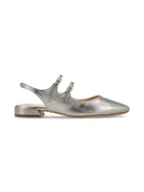 Ballerina destalonada plateada tipo mercedita con doble tira en empeine y tira trasera con elástico. Su punta semi cuadrada y su taco forrado apenas elevado hacen de esta chatita un calzado moderno y estiloso.