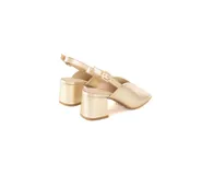 Sandalias doradas con punta cuadrada, talón descubierto y correa slingback ajustable. Tacón medio bloque.