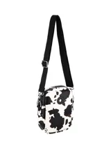 Bandolera pequeña color lila con correa de tela con el nombre de la marca bordado.