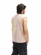 Musculosa color borgoña con estampado frontal con la frase "Chill Out" en color blanco. Corte holgado y sin mangas.