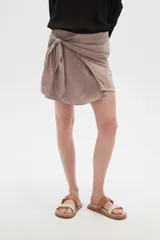 Short color beige con diseño cruzado y nudo en la parte delantera.