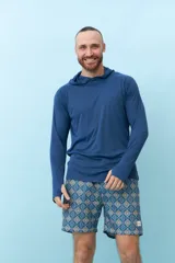 Remera de lycra azul con capucha y mangas largas con orificio para el pulgar.