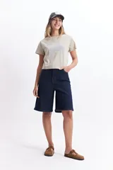 Remera color beige con estampado de la ciudad de Venecia en color celeste.