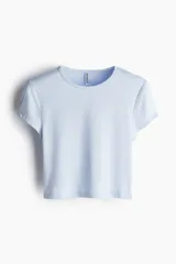 Remera corta de color celeste, entallada y de punto elástico, con cuello redondo ribeteado y bajo recto.