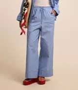 Pantalón de tricolina con estampado de rayas verticales, corte wide leg, elástico y lazo en la cintura.