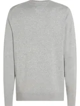 Sweater gris de algodón con cuello redondo y logo bordado en el pecho.