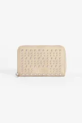 Billetera beige con cierre de cremallera y tachas plateadas.