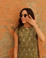 Collar con dije de bronce macizo con forma orgánica o de coral, suspendido de un hilo de seda natural color naranja.