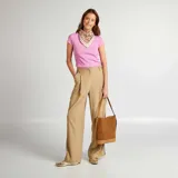 Remera rosa de punto de canalé, con cuello redondo y mangas cortas.