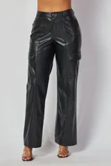 Pantalón cargo negro de cuero sintético, corte recto, con bolsillos laterales con solapa y costuras a la vista.