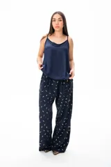 Musculosa lencera azul de viscosa con breteles finos.