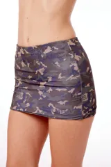Minifalda de microfibra con estampado camuflado en tonos gris, azul y beige.