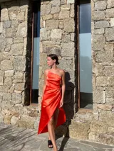 Vestido midi de satén azul eléctrico, con breteles finos, corte al bies y falda irregular con volados.