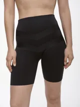 Short modelador color beige de tiro alto, con paneles de compresión en forma de V en la cintura y muslos.