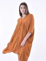 Vestido color naranja, corte irregular, con cuello en V y botones frontales.