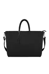 Cartera Las Oreiro color marrón, con doble asa superior y correa de hombro ajustable y extraíble. Incluye un llavero decorativo de cuerda trenzada.