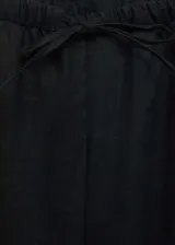 Pantalón negro de lino, de corte recto y tiro medio, con cintura elástica ajustable con lazo.