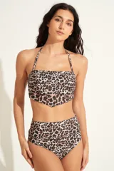 Top de bikini bandeau con estampado animal print de leopardo en tonos marrones y negros.