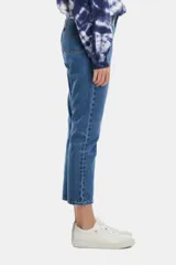 Jeans de tiro alto color azul, de corte recto y largo cropped.