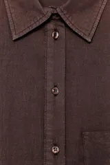 Camisa marrón de algodón con cuello solapa, manga larga con puños abotonados, bolsillo de parche en el pecho y cierre frontal con botones.