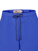 Short de baño azul con pretina elástica, cordón ajustable con terminaciones metálicas y bolsillos laterales. Tecnología Reactive que revela un estampado de fauna marina al contacto con el agua.
