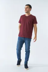 Pantalón de jean gris oscuro, corte carrot, tiro medio, con logo bordado y presillas para cinturón.