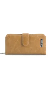 Billetera larga color camel con presilla y broche a presión. Interior con visor, tarjeteros y bolsillos. Compartimento posterior con cierre metálico, incluye bolsillos y monedero con cierre.