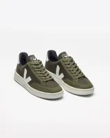 Championes Veja modelo V-12 B-Mesh, color verde oliva con logo lateral en blanco y detalles en negro. Fabricados con materiales reciclados y sostenibles.