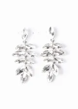 Par de caravanas colgantes plateadas, con diseño de hojas de olivo formadas por zirconias engarzadas.