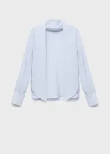 Blusa de manga larga color celeste claro con textura sutil, cuello alto con lazo largo incorporado que cae al frente.