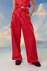 Pantalón de vestir negro con lurex, tiro alto, corte sastrero, pinzas delanteras y pretina elastizada en la espalda.
