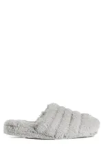 Pantuflas tipo slides forradas en piel sintética con base de goma de 4 cm de altura.