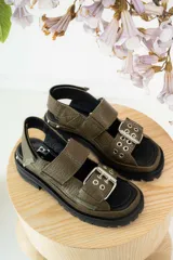 Sandalias de cuero color verde oliva con suela track y hebillas plateadas.