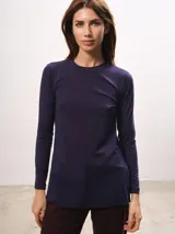 Remera negra de mangas largas con cuello redondo y tajos laterales.