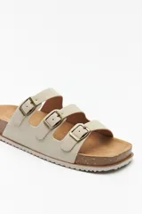 Sandalias negras con base de corcho y triple tira ajustable de gamuza con hebillas metálicas.