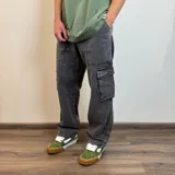 Pantalón jean cargo gris con efecto lavado, corte recto y bolsillos laterales con solapa.