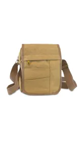 Morral mediano de tela canvas color tostado, con tapa y cierre superior. Tiene bolsillos en la tapa al frente, uno con cierre, y un bolsillo auxiliar con cierre bajo la tapa. Incluye bolsillo con cierre en la parte trasera y correa larga regulable.