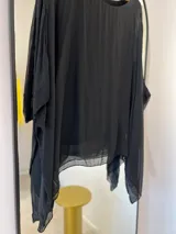 Blusa negra de seda italiana con cuello a la base y corte pico. Incluye musculosa integrada.