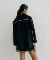 Camisa negra de lino con corte recto, cuello clásico, mangas largas y abertura en los laterales.