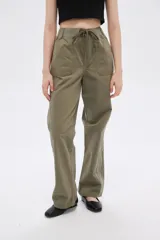 Pantalón verde oliva de algodón, corte recto, tiro medio, con bolsillos laterales y cintura elástica ajustable con cordón.