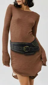 Cinto faja de cuero sintético negro, con hebilla metálica color bronce y tachas doradas.