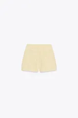 Shorts de jean celeste con tiro alto, cinco bolsillos y cierre frontal cruzado con cremallera y botones.