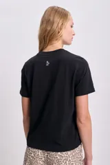 Remera negra de corte recto con estampa frontal con la frase "Rue de Magique" en letras blancas.