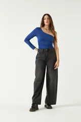 Top asimétrico blanco de una sola manga con jaretas ajustables en ambos lados del torso para regular el largo.