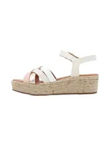 Sandalias de plataforma con suela de yute, tiras cruzadas de cuero negro y plateado, y pulsera al tobillo con hebilla metálica.