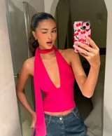 Top fucsia con escote halter y lazos largos para atar al cuello.