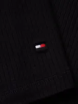 Vestido midi negro de corte ajustado, sin mangas y cuello redondo. Tejido de viscosa acanalada con espalda deportiva y logo de Tommy Hilfiger bordado en el bajo.