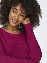 Sweater de punto color fucsia, de corte clásico y mangas largas.